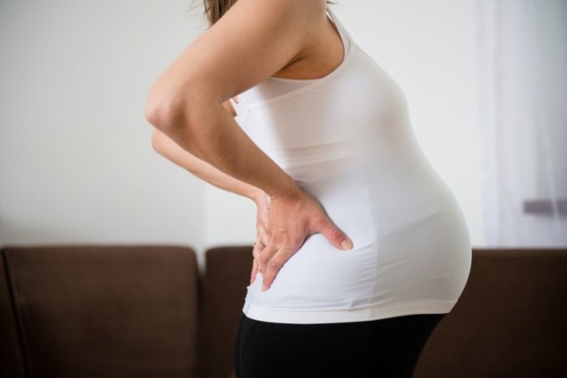 Почему болит спина после родов? Причины и лечение