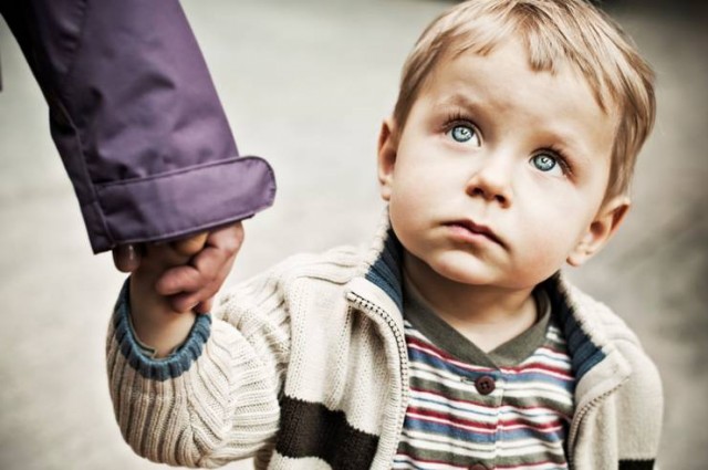 Что делать, если ребенок боится посторонних?