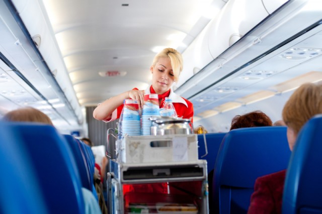 Почему бортпроводники не пьют чай и кофе в самолете 