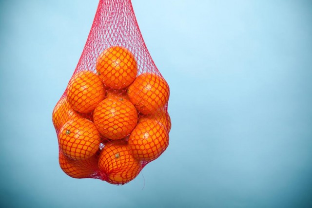 Почему апельсины продаются в красных мешочках?