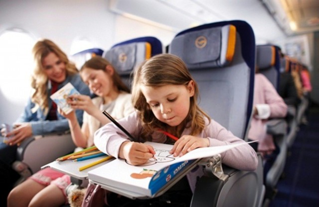 Чем занять ребенка в самолете?