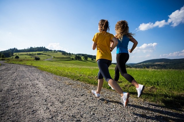 Различия между бегом и быстрой ходьбой
