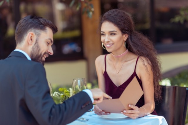 Почему стоит проводить первое свидание в ресторане