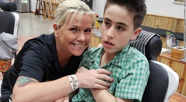 Парикмахер уговорила мальчика с аутизмом подстричься