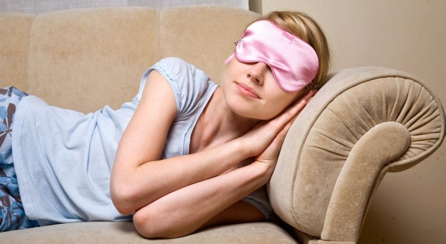 Почему женщинам нельзя спать с включенным телевизором