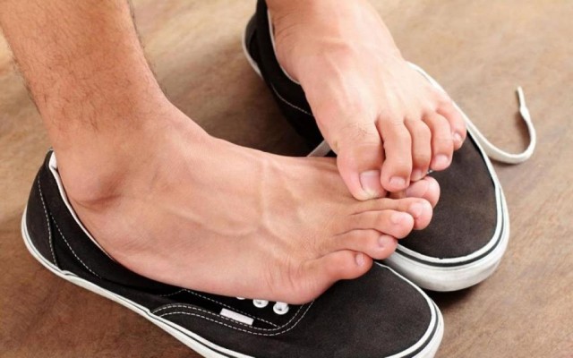 Стыдно снять обувь из-за запаха ног?