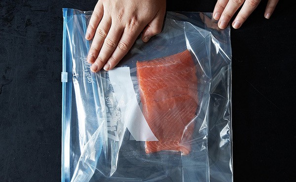 Как быстро разморозить рыбу без микроволновки
