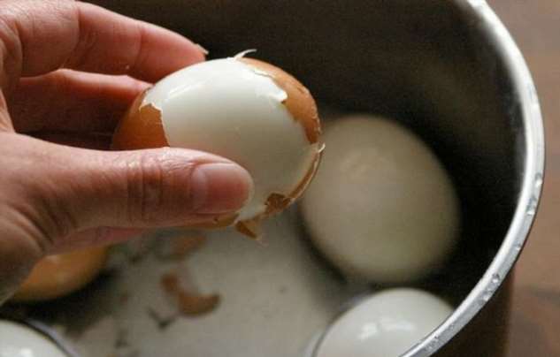 5 тонкостей, которые помогут легко почистить куриные яйца