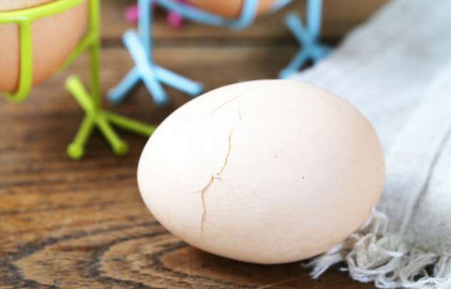 Как сварить треснувшие яйца, чтобы не вытекал белок
