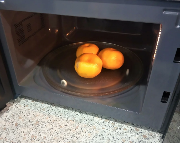 Кладем мандарины в микроволновку, и они становятся слаще