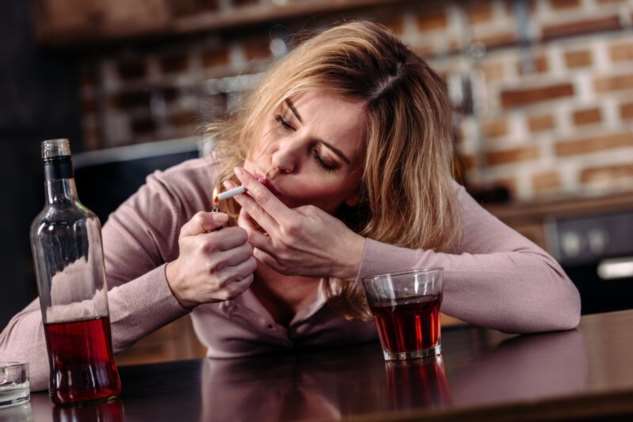 С каких видов спиртного начинается женский алкоголизм