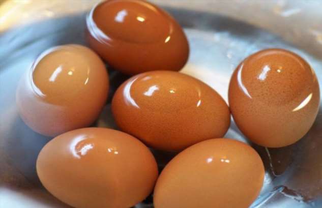 Как сварить треснувшие яйца без лишней мороки