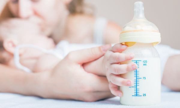 Правила кормления младенца детской смесью