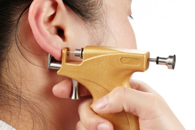 Сколько заживают уши после прокола: помощь при заживлении