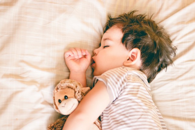 Почему ребенок скрипит зубами во сне, и как решить проблему