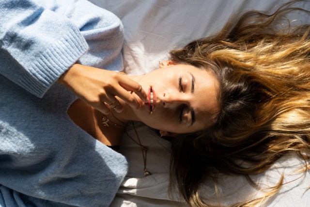 Как избавиться от эффекта помятого лица после сна