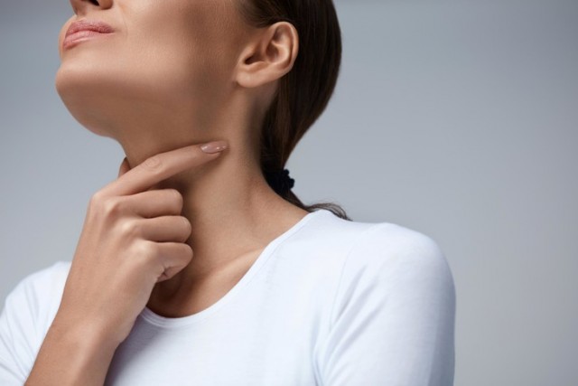 Почему возникает острая боль в горле и как ее устранить